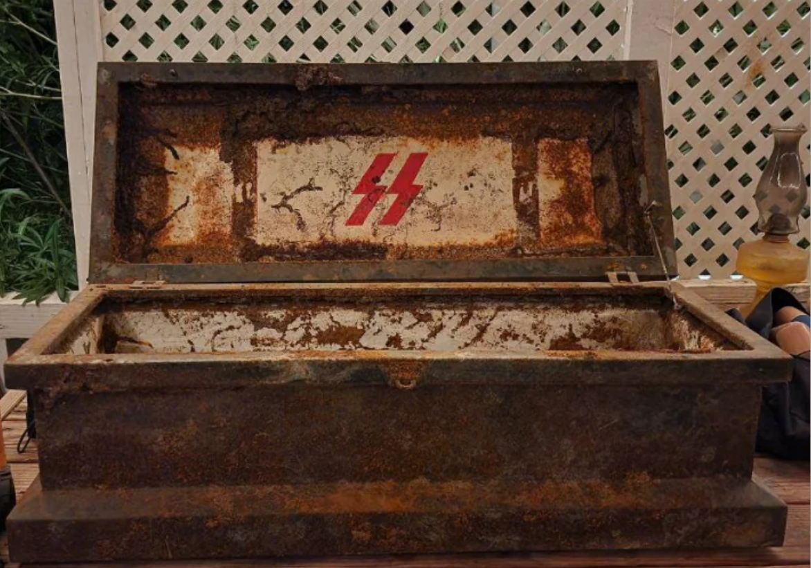 Чоловік шукав метали в саду друга і випадково викопав скриню часів СС: що в ній було